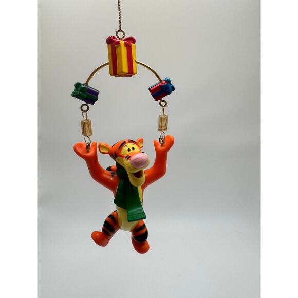 Hallmark Keepsake Tigger with presents Winnie the Pooh Christmas Ornament no box - Picture 1 of 5